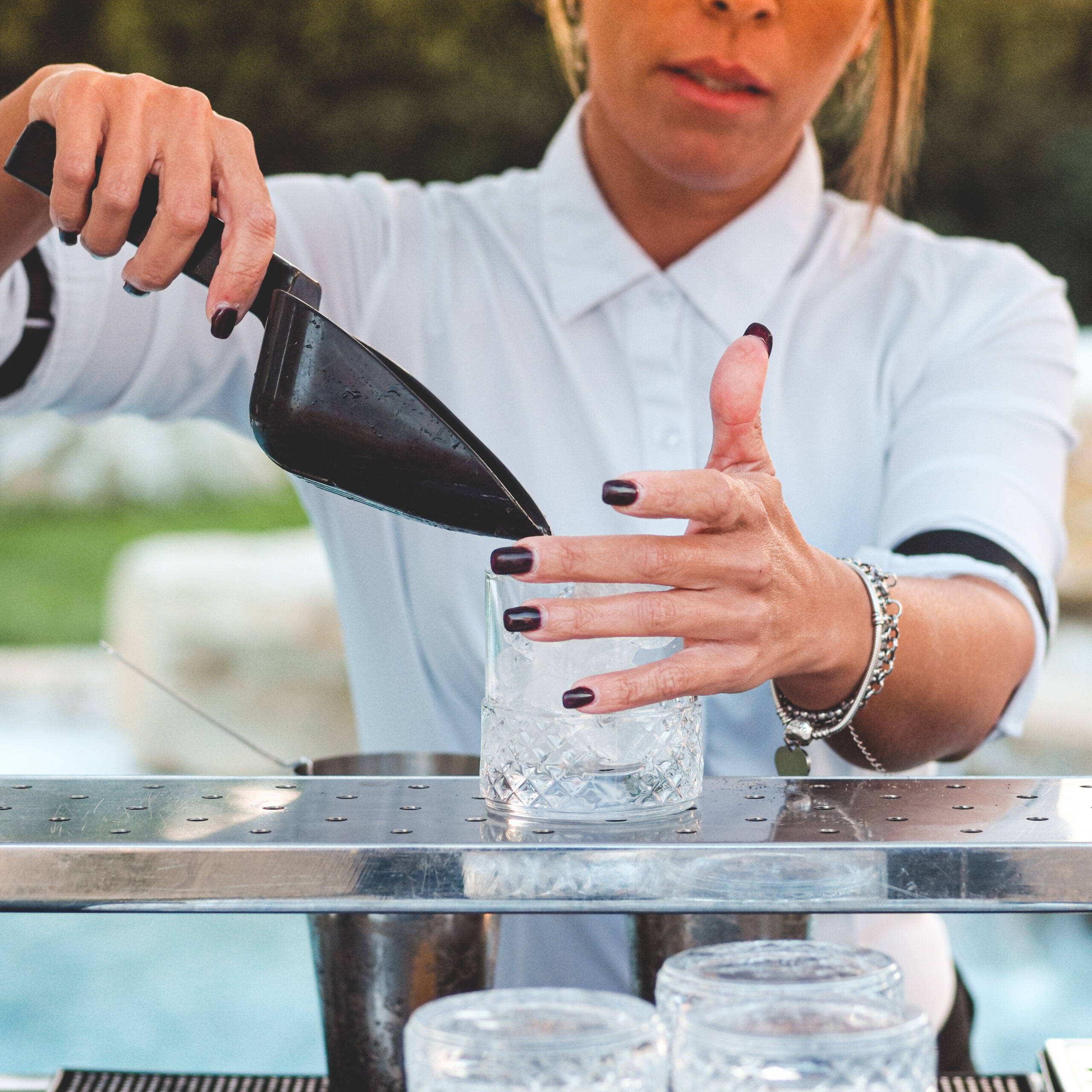 blonde-female-bartender
